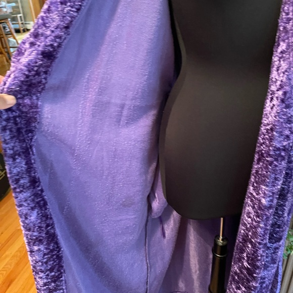 Delicate gorgeous purple crushed velvet look poly. Large - Picture 7 of 15